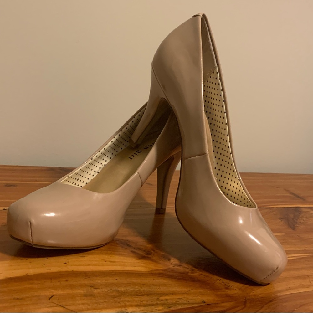 Madden Girl size 7 Nude patent leather platform pumps